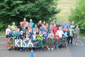 Kinder auf einem Parkplatz - Gruppenbild KiSA Süd 2022
